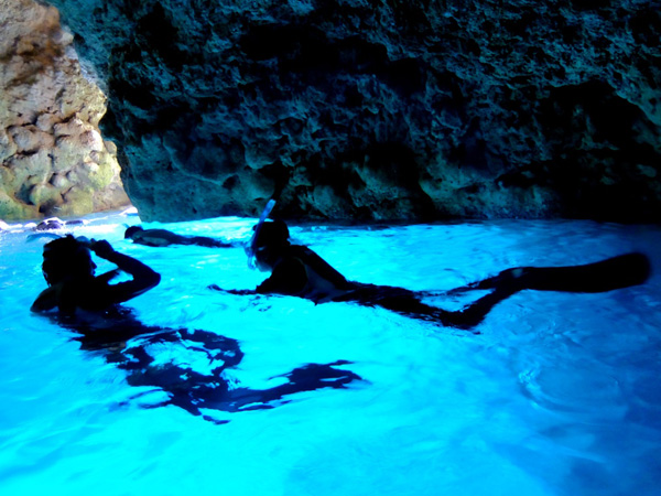 青の洞窟を潜る、ボート体験ダイビング